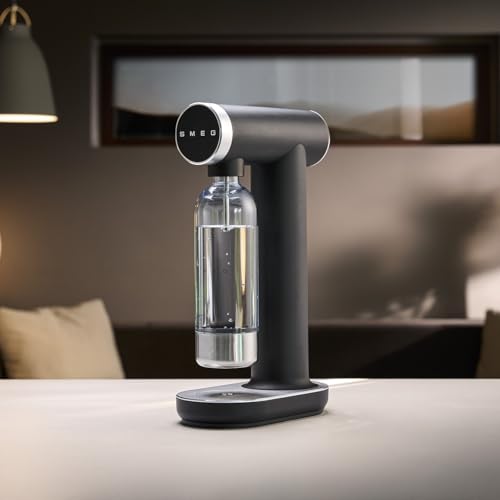 SMEG Soda Maker – Sparkling Water Machine for Kitchen Counter – Collezione – Includes 1L Bottle – Compatible with Standard 60L CO₂ Cylinders (Matte Black)