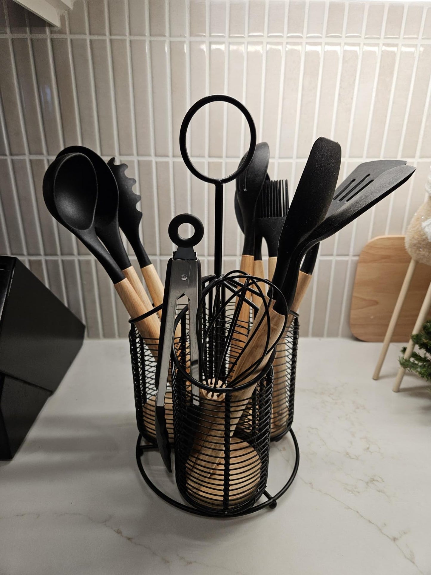 360° Rotating Kitchen Utensil Holder – Large 3-Compartment Organizer with Cork Bottom | Includes 9-Piece Acacia Wood Utensil Set | Professional Luxury Design | Metal Utensil Crock (Matte white)