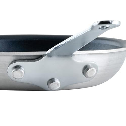Winco Commercial-Grade Aluminium Fry Pan/Skillet, Non-Stick Finish, 7"