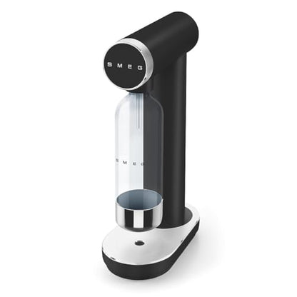 SMEG Soda Maker – Sparkling Water Machine for Kitchen Counter – Collezione – Includes 1L Bottle – Compatible with Standard 60L CO₂ Cylinders (Matte Black)