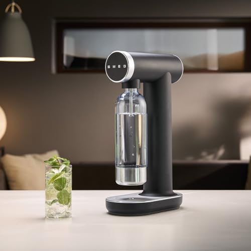 SMEG Soda Maker – Sparkling Water Machine for Kitchen Counter – Collezione – Includes 1L Bottle – Compatible with Standard 60L CO₂ Cylinders (Matte Black)