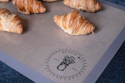 Silicone Baking Mats, Full size, Baking Sheet Liners, Pack of 2, Oven Safe, 16 x 24 inch (40x60 cm), Non-Stick, Silicone Baking Sheet Liner, Perfect For Baking Macarons Cookies And Cakes