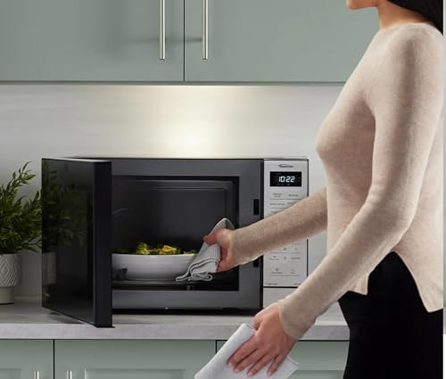 Panasonic 1.2 cu. ft. Inverter Microwave 1250W - NN-SN68QB (Renewed)