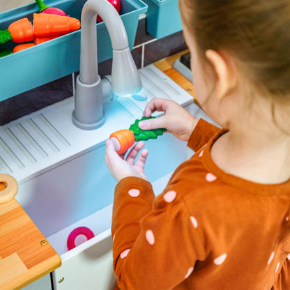 KidKraft Wooden Farm to Table Play Kitchen with EZ Kraft Assembly™, Lights & Sounds, Ice Maker and 17 Accessories