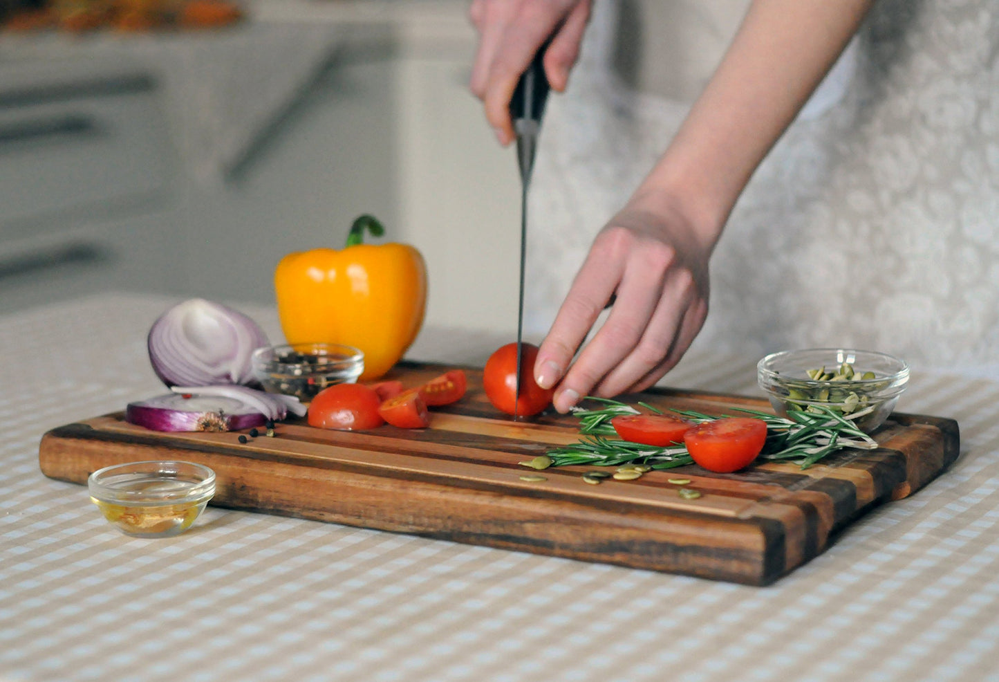 TESLYAR Medium Solid Wood Cutting Board for Kitchen with Side Handles and Built-in Juice Groove, 15.7" x 9.8", Chopping Board from Walnut, Cherry, Ash-tree & Red Oak (Medium)