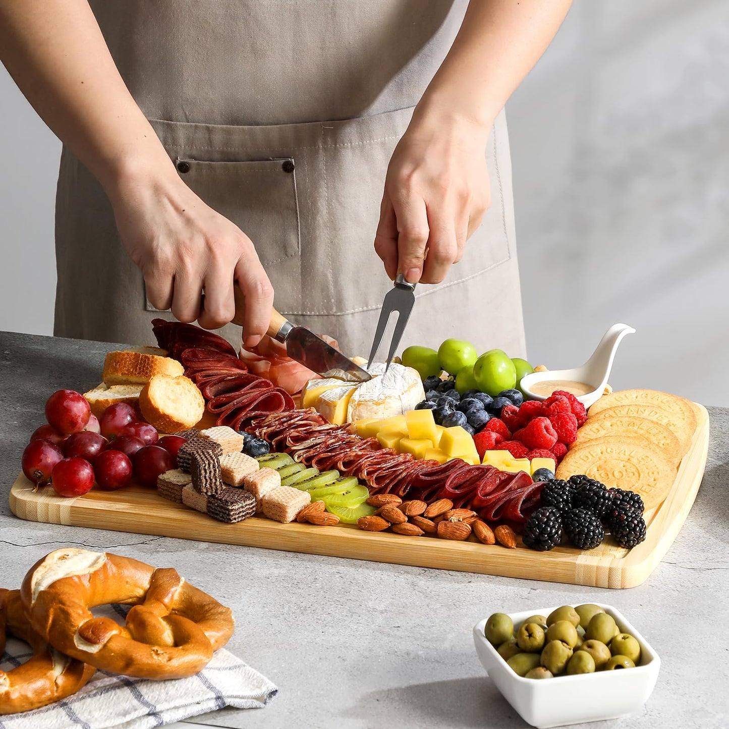 Hiware Extra Large Bamboo Cutting Board with Holder, Durable Wood Cutting Board for Kitchen with Juice Grooves & Built-in Handles, Heavy Duty Chopping Board for Meat, Vegetables - Two Tone, Set of 3