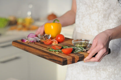 TESLYAR Medium Solid Wood Cutting Board for Kitchen with Side Handles and Built-in Juice Groove, 15.7" x 9.8", Chopping Board from Walnut, Cherry, Ash-tree & Red Oak (Medium)