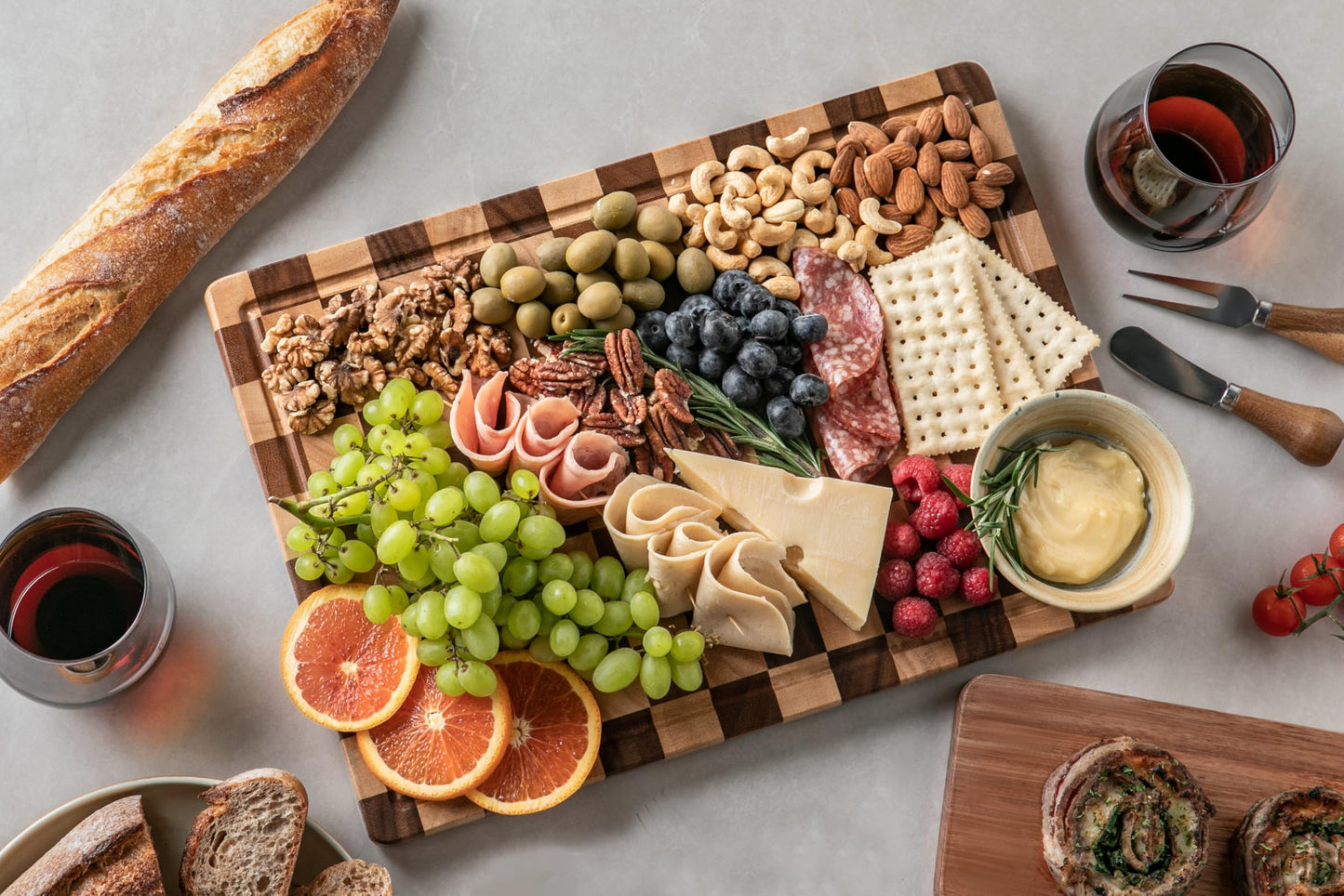 THETCHRY Cutting Boards for Kitchen, Design in USA Large Acacia Wood Chopping Board, Checkered Cutting Board with Juice Grooves & Handles, Butcher Block Serving Tray with Gift Box 16.5" x 11.6" x 0.8"