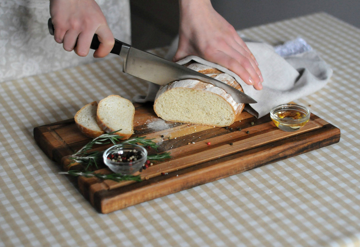 TESLYAR Medium Solid Wood Cutting Board for Kitchen with Side Handles and Built-in Juice Groove, 15.7" x 9.8", Chopping Board from Walnut, Cherry, Ash-tree & Red Oak (Medium)