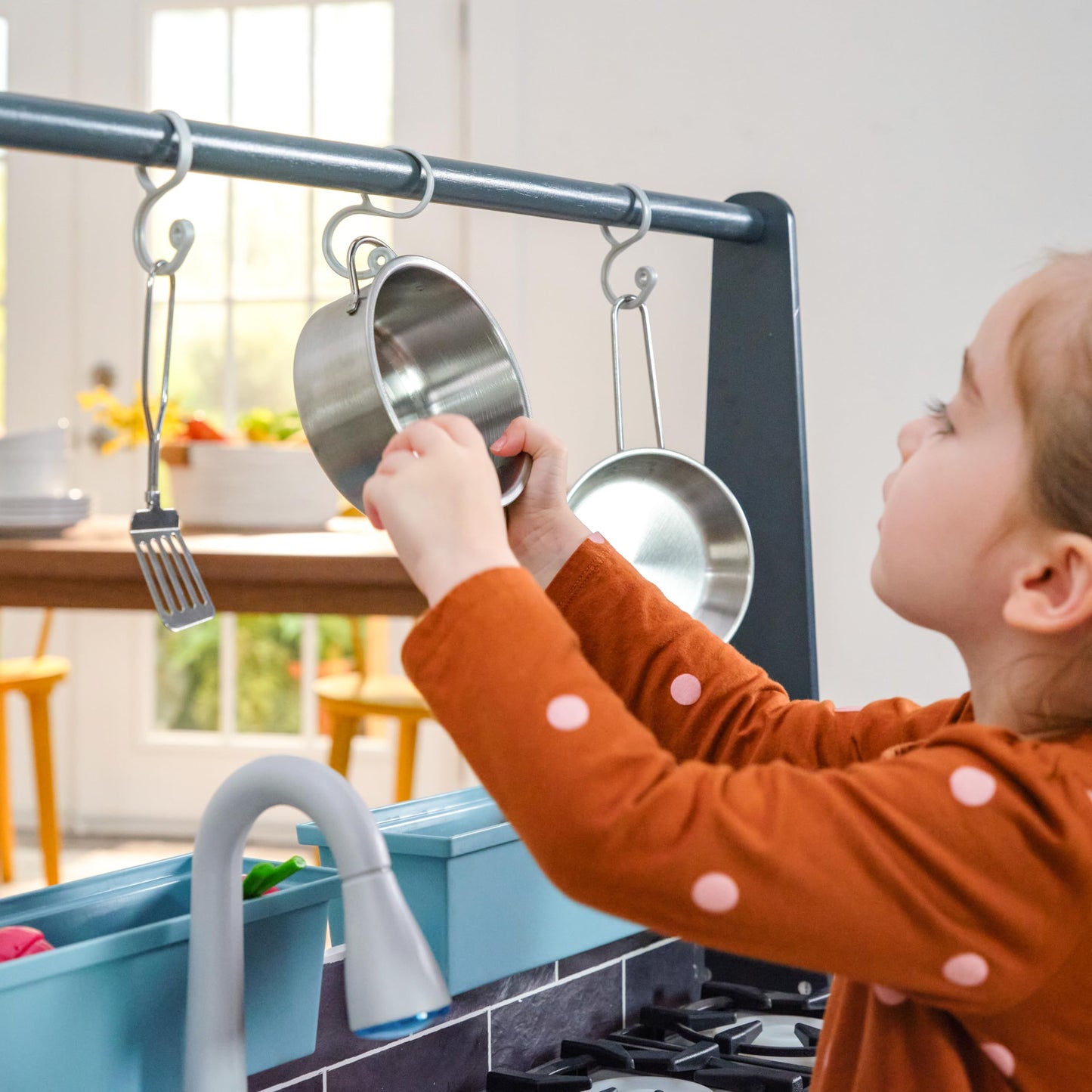 KidKraft Wooden Farm to Table Play Kitchen with EZ Kraft Assembly™, Lights & Sounds, Ice Maker and 17 Accessories