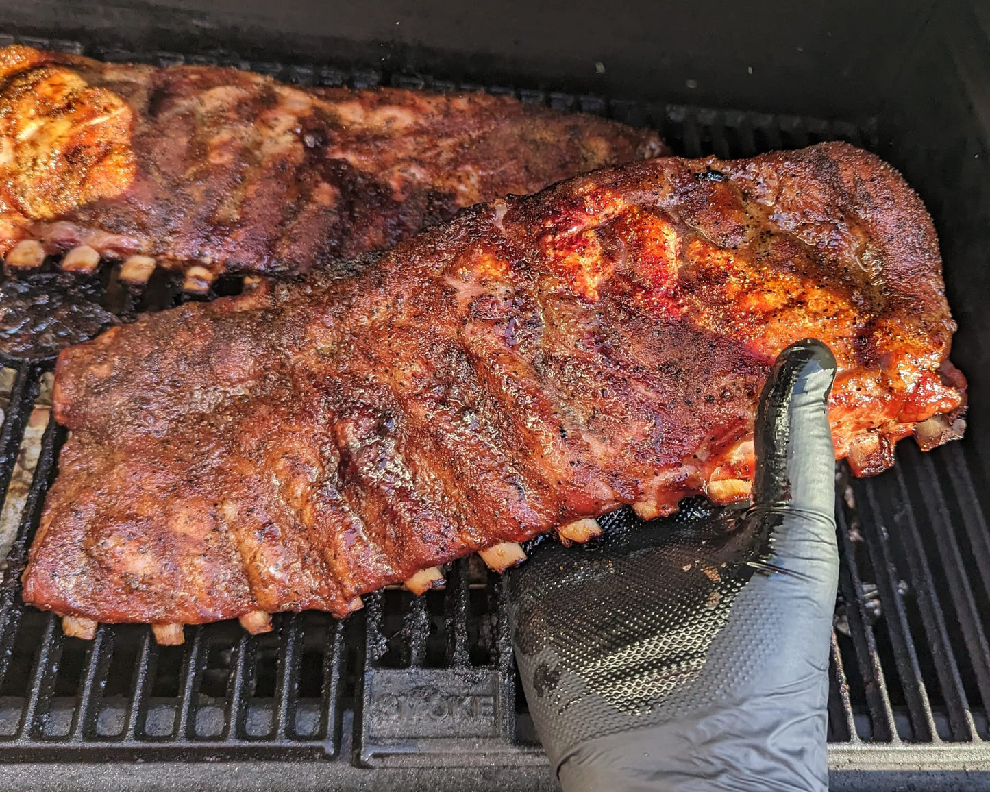 HDMNDD Black Disposable BBQ Gloves Kit - 50 Heavy Duty Full Textured Grip and 2 Heat Resistant Reusable Glove Liners for BBQ, Grilling, Meat Gloves for Pulling Meat