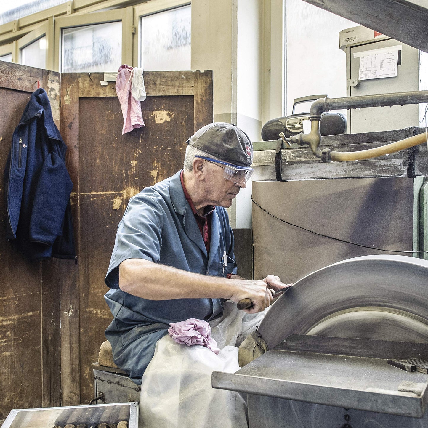 Victorinox Kitchen Swiss Modern 6” Carving Fork Black 6.9033.15B