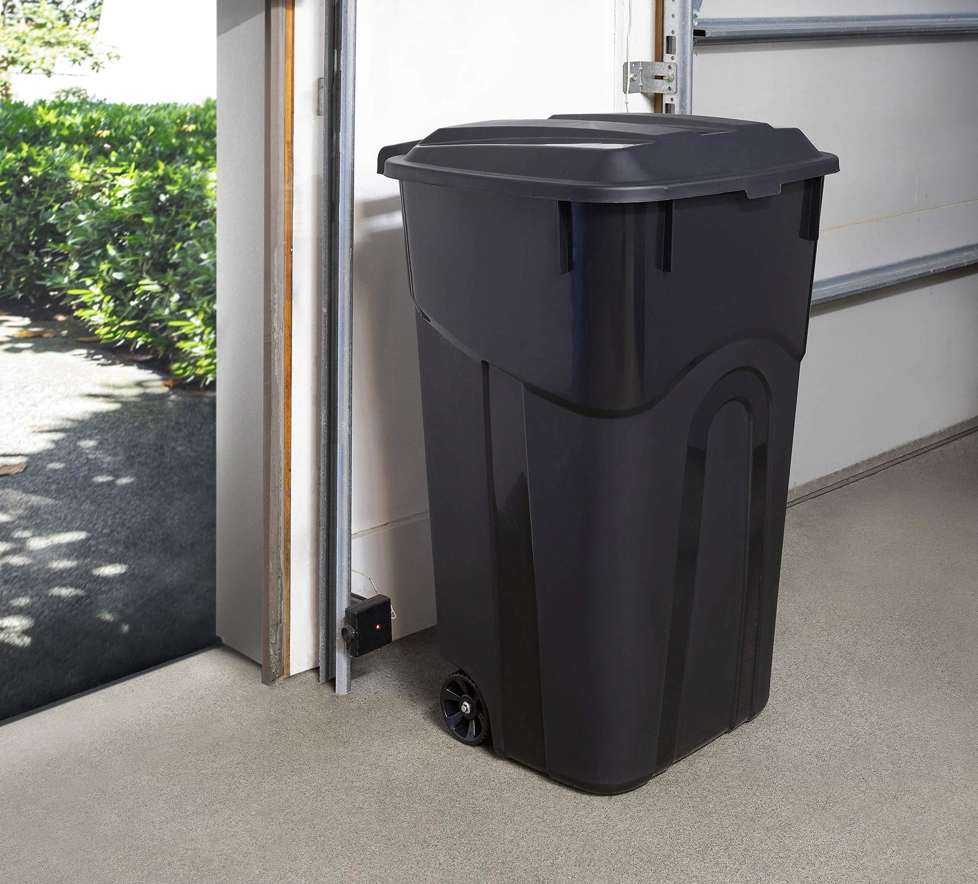 United Solutions 32 Gallon Outdoor Waste Garbage Bin with Attached Lid, Heavy-Duty Handles, Snap Lock , Wheeled Trashcan, Black - CookCave
